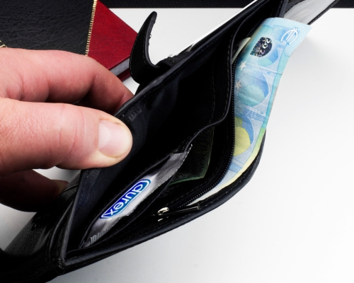 Duży czarny portfel męski z zapięciem i czerwoną nitką skóra SmartPay Dylan 7.jpg