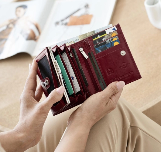 Kochmanski damski portfel bordowy skórzany mały na zatrzask z ochroną RFID Ruby 3630 (6).jpg