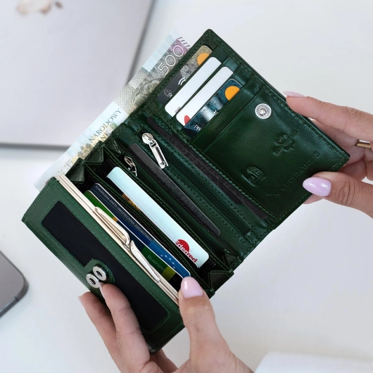 Kochmanski damski portfel zielony skórzany mały na zatrzask z ochroną RFID Flora 3632 (6).jpg