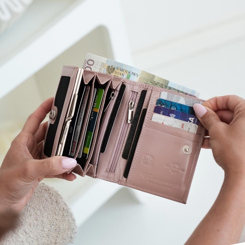 Kochmanski damski portfel pudrowy róż skórzany mały na zatrzask z ochroną RFID Wendy 3635 (6).jpg