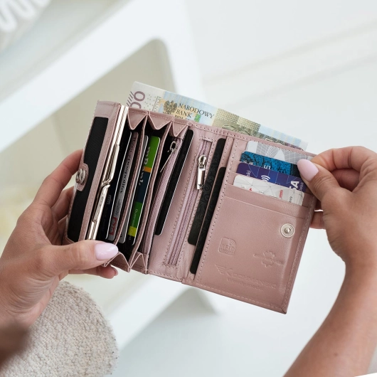 Kochmanski damski portfel pudrowy róż skórzany mały na zatrzask z ochroną RFID Wendy 3635 (6).jpg