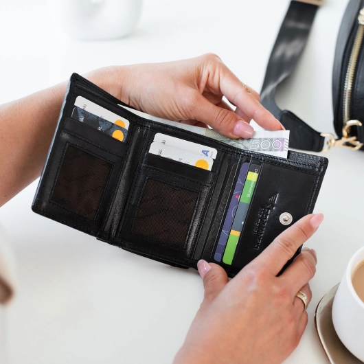 Kochmanski damski portfel czarny skórzany mały na zatrzask z ochroną RFID 3628 (13).jpg