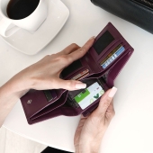 Kochmanski damski portfel śliwkowy skórzany mały na zatrzask z ochroną RFID 3629 (13).jpg