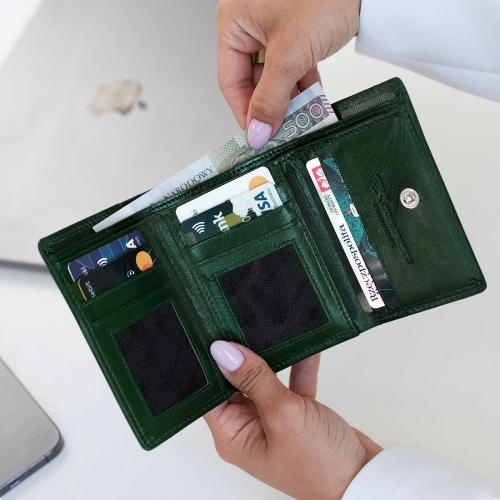 Kochmanski damski portfel zielony skórzany mały na zatrzask z ochroną RFID 3632 (6).jpg