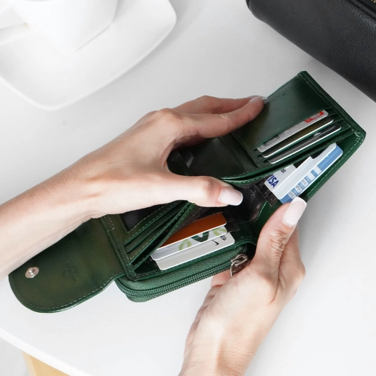 Kochmanski portfel damski skórzany zielony na zamek portmonetka RFID  3672 (10).JPG