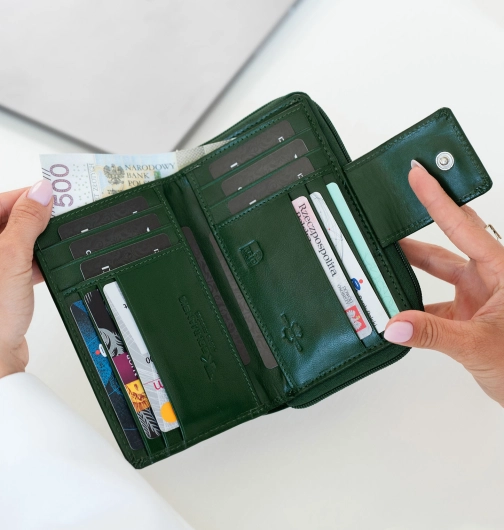 Kochmanski portfel damski średni butelkowa zieleń skórzany na zamek RFID 3712 (6).jpg