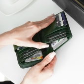 Kochmanski portfel damski średni butelkowa zieleń skórzany na zamek RFID 3712 (10).JPG