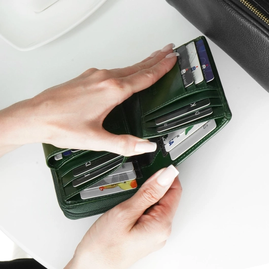 Kochmanski portfel damski średni butelkowa zieleń skórzany na zamek RFID 3712 (10).JPG