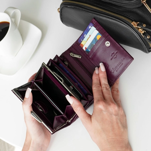 Kochmanski damski portfel śliwkowy skórzany mały na zatrzask z ochroną RFID Bella 3629 (22).JPG