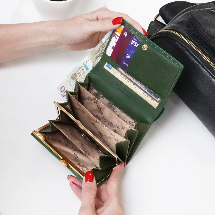 Portfel skórzany damski zielony z biglem skóra naturalna rfid Kochmanski 3759 (5).jpg