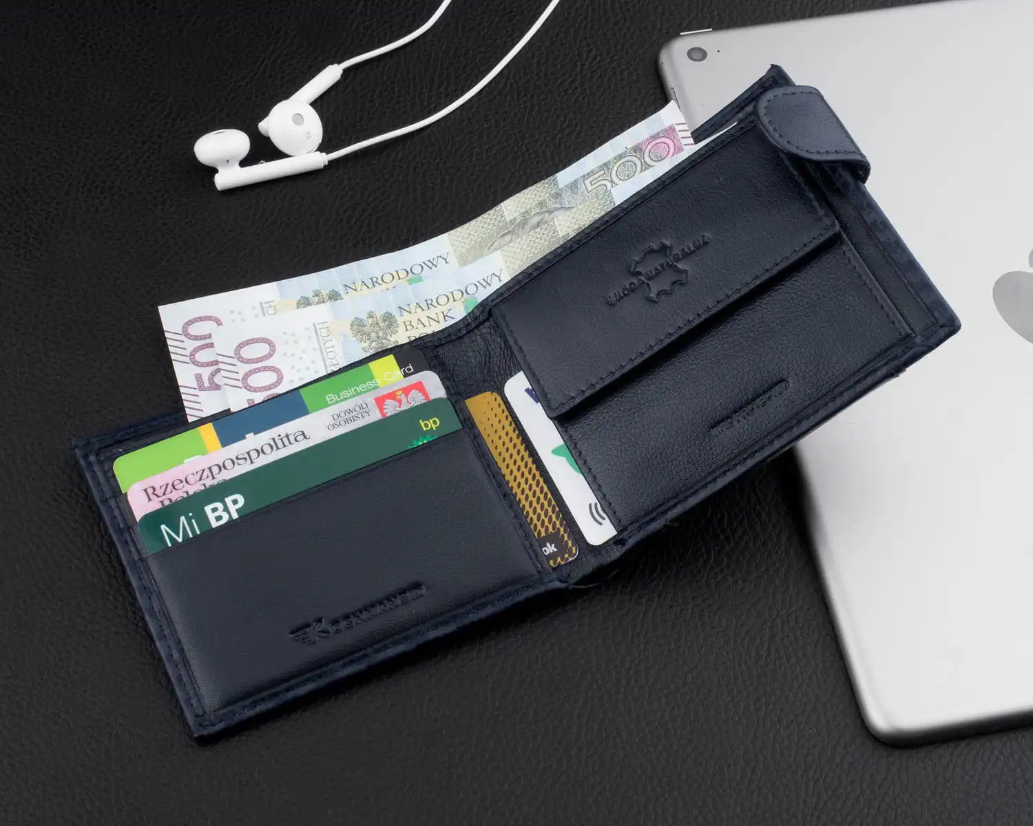 Mały portfel wypełniony pieniędzmi